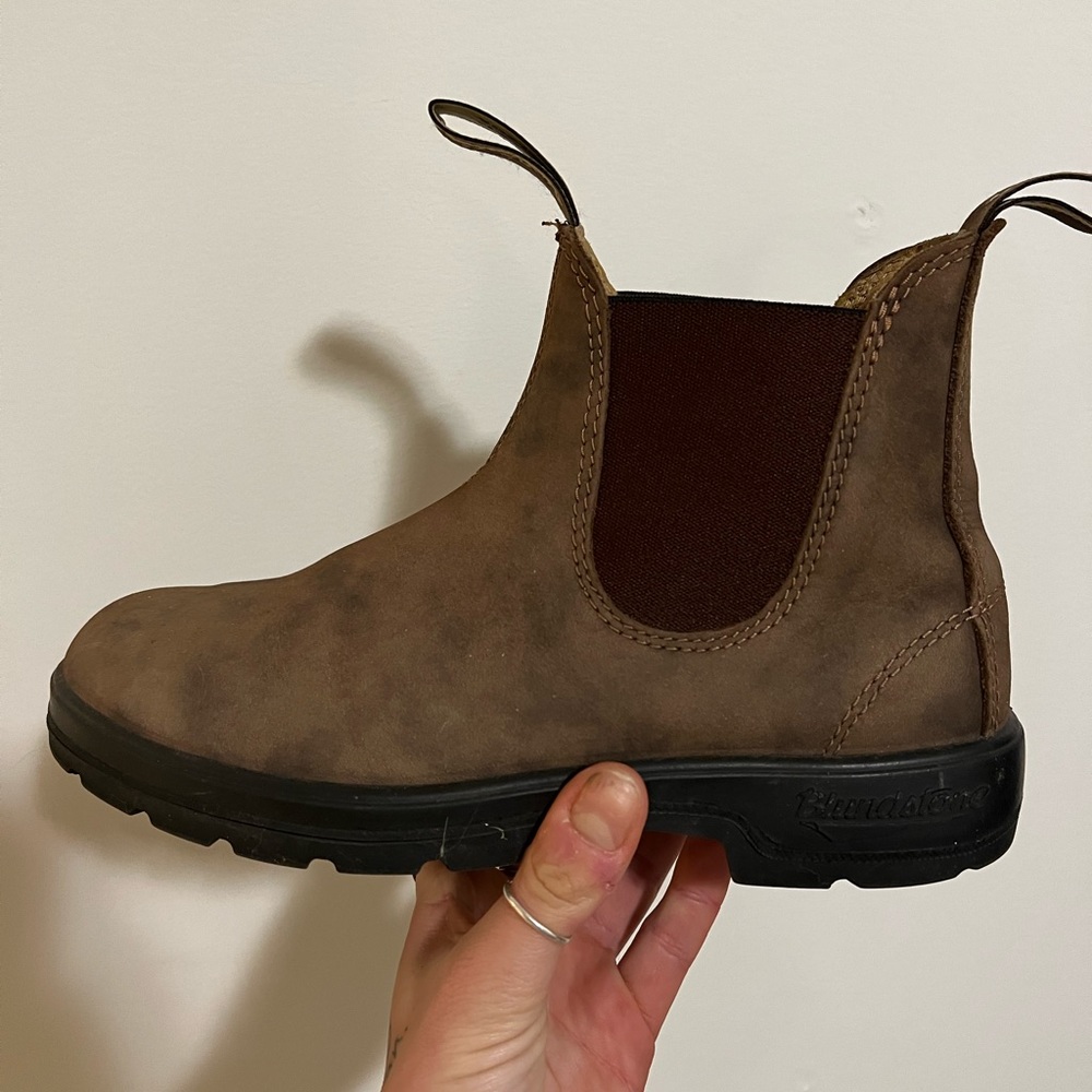 Rustic Brown Blundstones | Round Toe #585 | Barely Used
